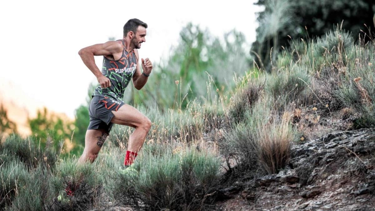 Quique Gallego: De la adicción a campeón de trail running en Júzcar, la Aldea Azul