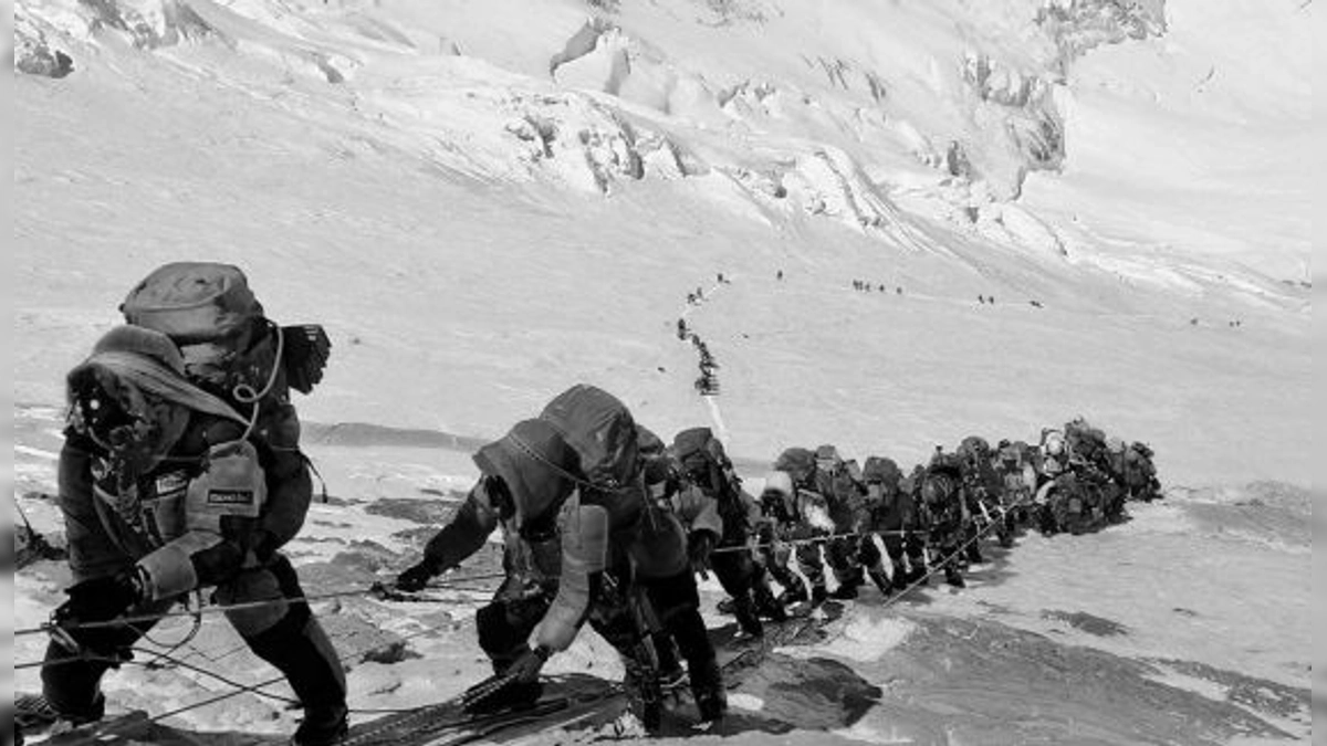 La masificación de la montaña: retos y desafíos para los alpinistas y las autoridades