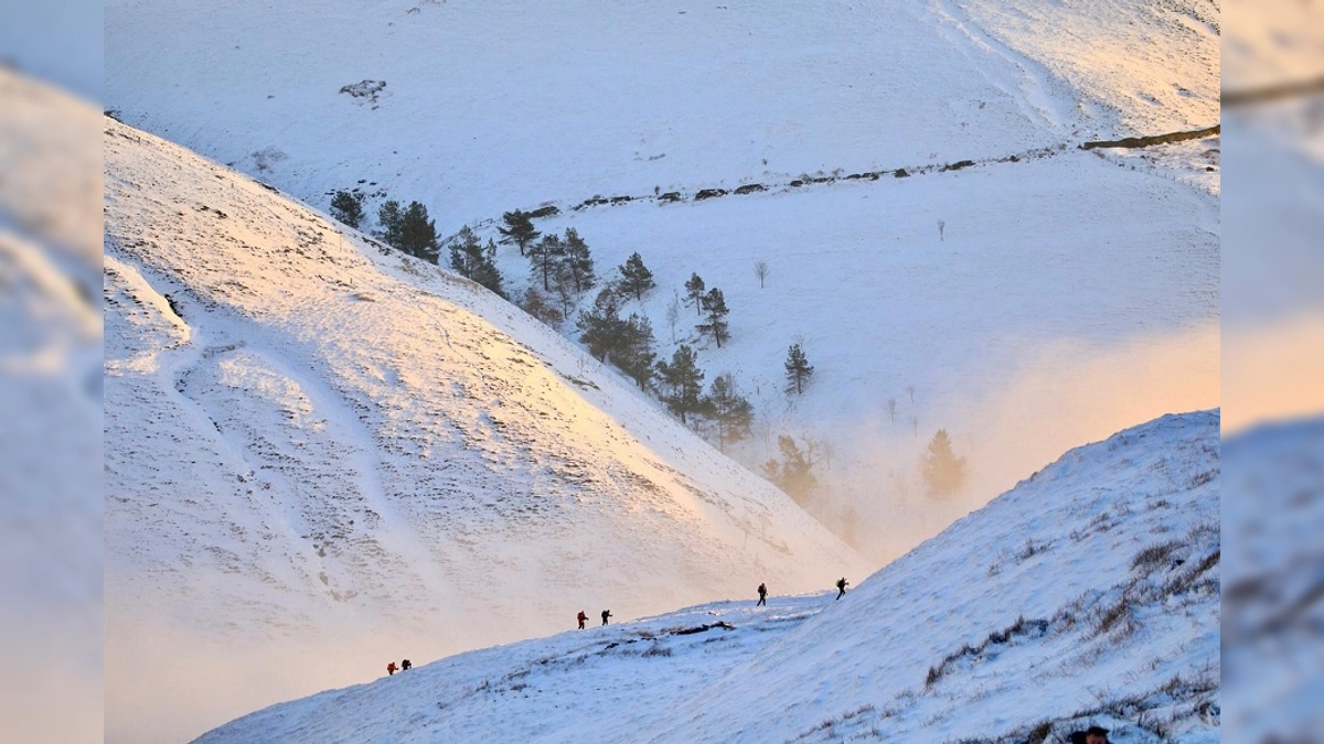 La Montane Spine Race 2025: Kim Collison Lidera los Primeros 175 km en una Carrera Épica con Clima Desafiante