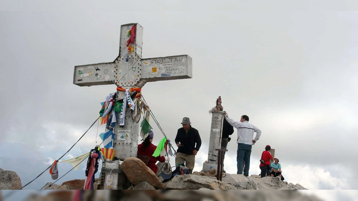 Restauración y regreso de la cruz histórica del Aneto (1951-2024): símbolo emblemático de los Pirineos a 3.404 metros