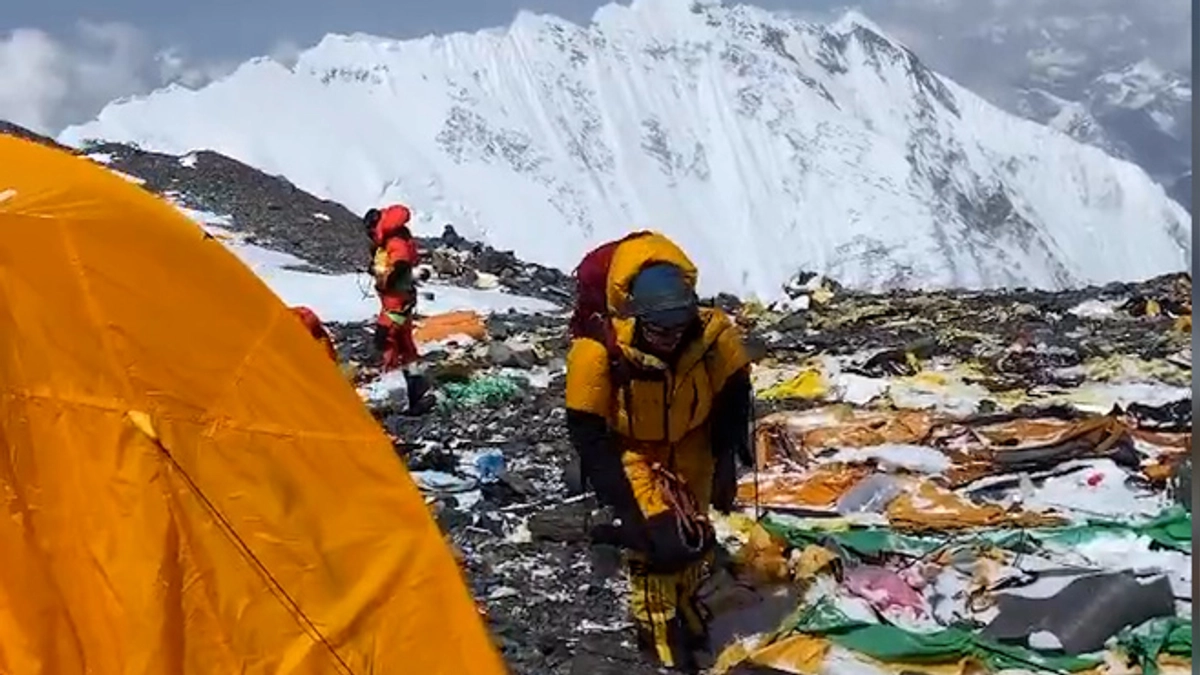 Crisis Ambiental en el Everest: La Lucha de Sherpas y Atletas contra la Basura en el Campamento Base 4