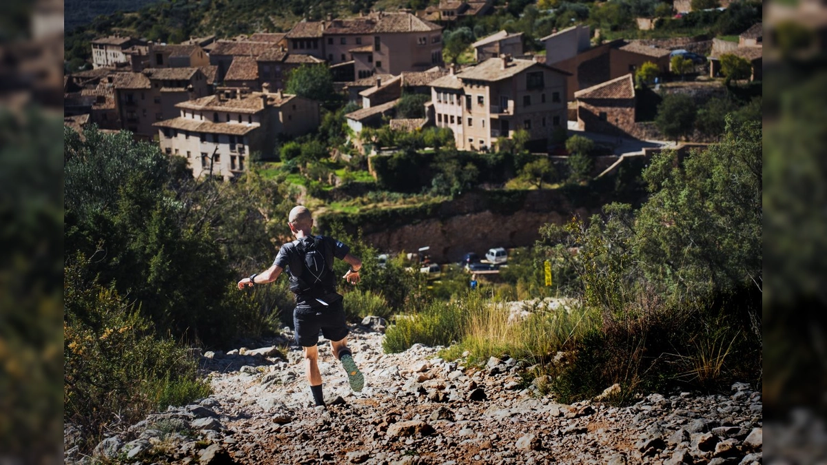 Éxito en el Ultra-Trail Guara Somontano 2025: Enrique Gomis y Yasmina Castro Triunfan en Alquézar con Fuertes Ráfagas de Viento