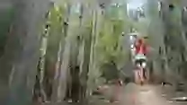 Consejos para correr más rápido cuesta abajo en senderos utilizando habilidades mentales
