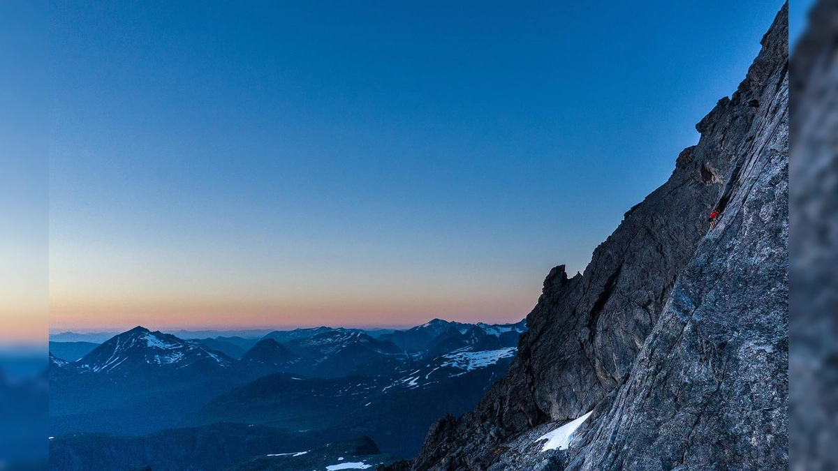 Kilian Jornet desafía su lesión y conquista las montañas de Romsdal en un día soleado: lo cuenta en Instagram