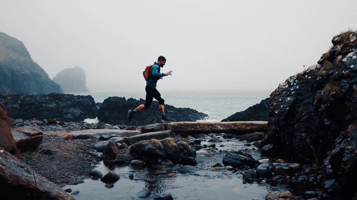 Arc of Attrition 2025: Desafío de 100 Millas en el South West Coast Path de Cornwall con Claire Bannwarth y Ivan Hrastovec